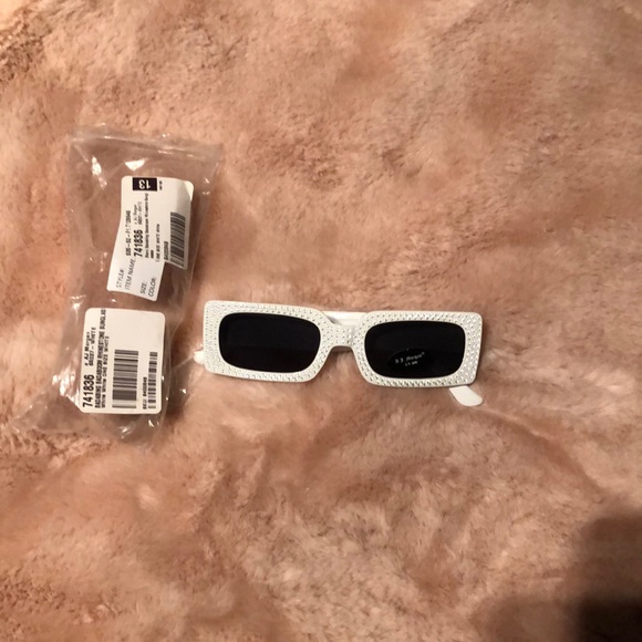 BNWT Dolls kill Rhinestone sunglasses 💍 - Picture 3 of 3